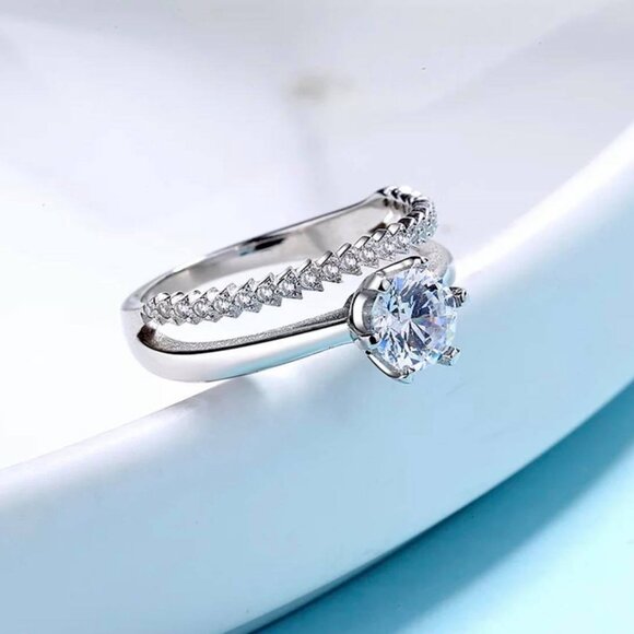 Women's Zirconia Round Cut Fashion Ring with a Split Band & Pavé Accent Stones - Picture 3 of 6